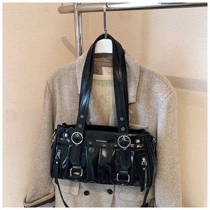 Détail du sac fourre-tout plissé noir brillant avec œillets argentés et grands anneaux