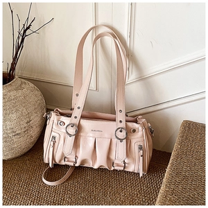 Détails rapprochés du sac cabas rose clair avec texture plissée et anneaux argentés