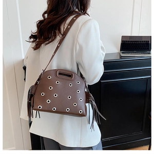 Borsa da moto vintage in pelle marrone con borchie argentate e lunghe frange