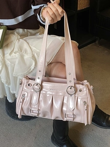 Sac cabas en cuir verni rose avec plis et anneaux métalliques argentés style rétro