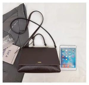Vue détaillée du cabas en cuir marron foncé avec un iPad pour comparer la taille