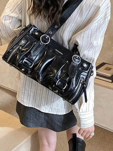 Sac fourre-tout tendance en cuir brillant noir avec œillets punk et texture plissée