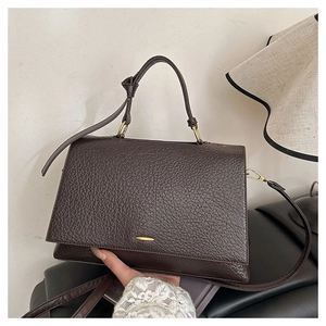 Vue détaillée du sac à bandoulière marron café avec texture grainée et boucle en métal dorée