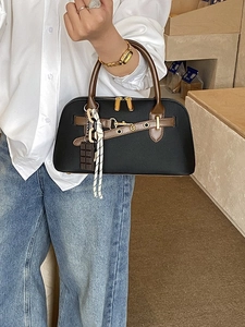 Sac bowling minimaliste noir et marron avec détails dorés et breloque chocolat