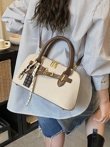 Sac bowling pour femme en tissu beige et cuir marron avec détails de chaîne dorée