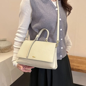 Vue portée d'un sac cabas en cuir litchi blanc crème avec poignée et bandoulière