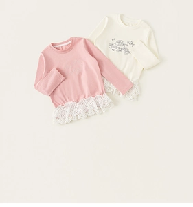 Detailansicht Mädchen Langarmshirts mit Buchstabendruck und dreilagigem Spitzenbesatz