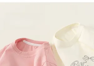 Detailansicht von Kinder-Baumwoll-T-Shirt mit Rundhalsausschnitt und Beerendruck
