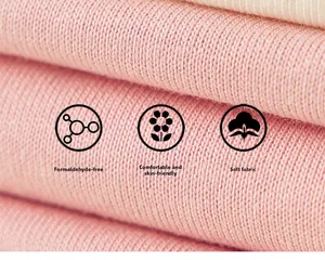 Detail von rosa und beigem Strickstoff, weiche hautfreundliche Baumwolltextur für Kinder