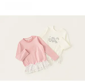 Detail von Mädchen T-Shirts mit weißem Spitzenelsaum und Be Dazzling Print in Rosa und Creme