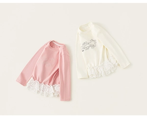 Detail von Baumwollmädchen-Langarmshirts mit Be Dazzling Bestickung und Spitzenbesatz