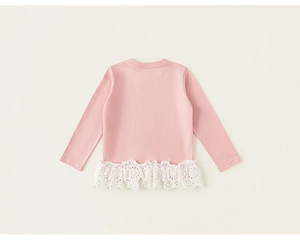Rückansicht eines rosa Mädchen-Langarmshirts mit elegantem zweilagigem weißem Saum aus Spitze