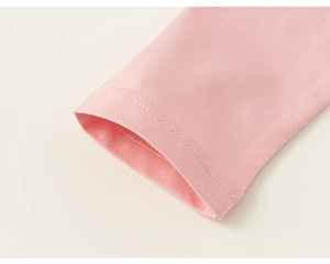 Detailaufnahme der rosa Rippbündchen und der hochwertigen Baumwollnaht am Mädchenoberteil