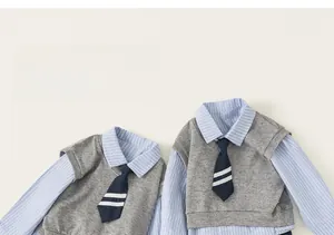 Detailansicht eines Kinder-Preppy-Sets mit gestreiftem Hemd, Strickweste und Krawatte