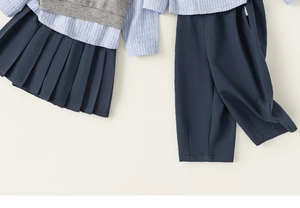 Detailansicht von Kinder-Schuluniform-Set mit Hemd, Strickweste, Rock und langer Hose