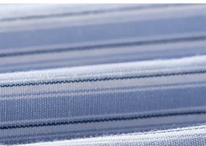 Nahaufnahme des blau-weiß vertikal gestreiften Baumwollstoffes mit feiner Textur und Webung