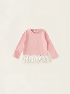 Rosa Langarmshirt für Mädchen mit 'Be Dazzling' Aufdruck und feinem Spitzenbesatz