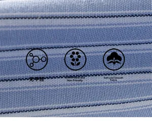 Makroaufnahme von formaldehydfreiem blau gestreiftem Stoff mit weicher und hautfreundlicher Textur