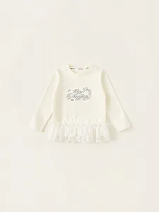 Mädchen Langarmshirt in Creme mit 'Be Dazzling' Aufdruck und dreilagigem Spitzenbesatz