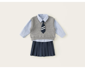 Detail eines Schuluniform-Sets im britischen Stil mit Hemd, Weste und Faltenrock