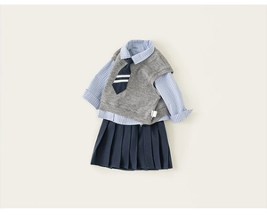 Flachbild-Kinderoutfit im Academy-Stil mit Streifenhemd, Strickweste und Faltenrock