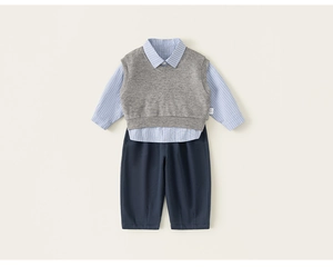 Flachbild von Jungen-Set im britischen Schulstil mit Streifenhemd, Strickweste und Hose
