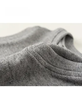 Nahaufnahme der grauen Strickstruktur und sauberen Nähte an einer Schulweste für Kinder