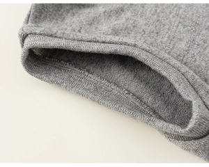 Detailansicht der hochwertigen gerippten Strickbündchen an einem grauen Kinderblazer