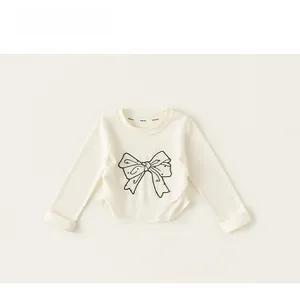 Détail du t-shirt manches longues fille en coton avec imprimé nœud et fente latérale