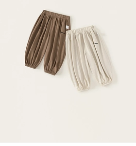 Vue détaillée du lot de deux pantalons en coton doux pour enfants avec chevilles élastiques