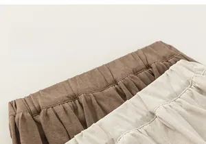 Détail de la taille élastique d'un pantalon de jogging pour enfant en marron et beige