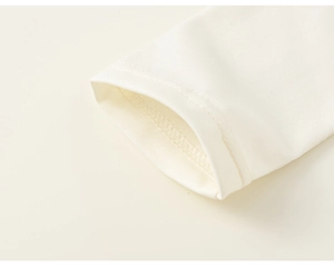 Détail d'un revers de manche en coton de qualité avec des coutures à double aiguille