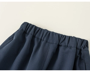Detail des elastischen Hosenbunds der dunkelblauen Twill-Hose mit feinen Nähten