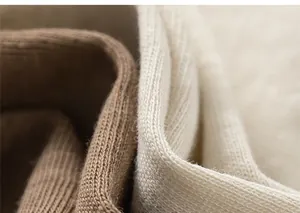 Vue macro de la texture en maille douce avec bords-côtes sur pantalon enfant