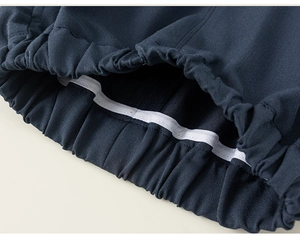 Detailaufnahme des elastischen Bunds der dunkelblauen Kinderhose mit Innenfutter