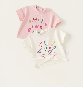 Detailansicht flach liegender Baumwoll-T-Shirts in Rosa und Weiß mit bunten Comic-Aufdrucken