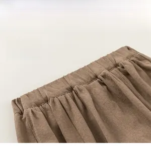 Détail d'un pantalon décontracté marron pour enfant avec taille élastique confortable