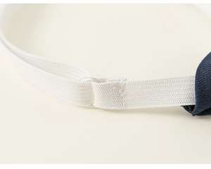 Nahaufnahme des weißen elastischen Bandes mit Kunststoffschnalle für Kinderuniform