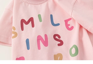 Detailansicht eines rosa Kinder-T-Shirts aus Baumwolle mit weicher Textur und Farbdruck