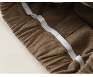 Détail de la taille élastique avec coutures intérieures soignées sur ce pantalon marron