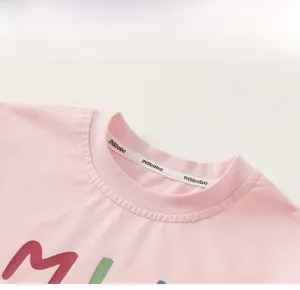 Detail eines rosa Kinder-T-Shirts mit verstärktem Rundhalsausschnitt und weichem Strick