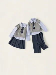Preppy-Style Kinderanzug-Set mit gestreiftem Hemd, Strickweste und Faltenrock oder Hose