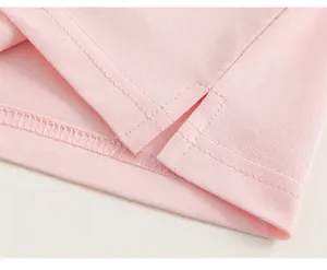 Detailaufnahme von Seitenschlitz und Doppelnähten an einem rosa Kinder-T-Shirt aus Baumwolle