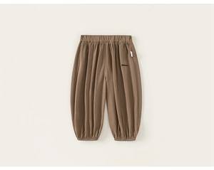 Détail du jogging enfant marron clair avec taille élastique et broderie INSbobo