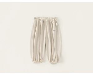 Détail du jogging beige pour enfants avec taille élastique et imprimé DOUSbek