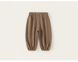 Détail du pantalon de jogging marron pour enfant avec taille élastique et tissu texturé