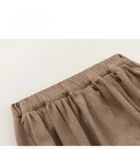Détail de la taille élastique marron sur ce pantalon décontracté en coton pour enfants