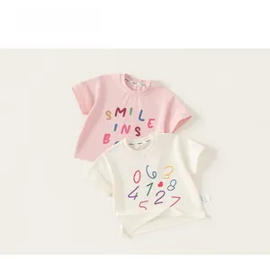 Detailansicht von Baumwoll-T-Shirts für Kleinkinder mit bunten Smile- und Zahlenprints