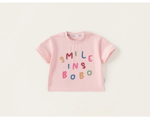 Detailansicht des rosa Kinder-T-Shirts aus Baumwolle mit Smile-Aufschrift und Nähten