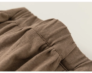Détail du pantalon jogging marron pour enfant avec taille élastique et texture en tricot